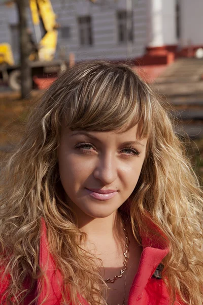 Hermosa chica con un abrigo rojo — Foto de Stock