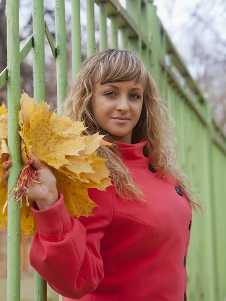 Bella ragazza in un cappotto rosso — Foto Stock