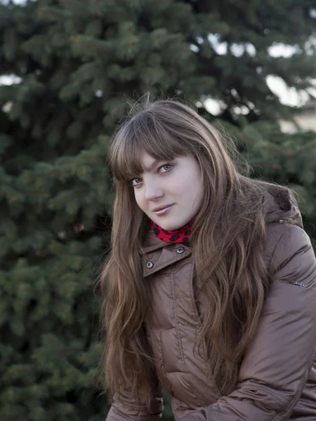 güzel kız siyah saçlı, kahverengi bir ceket giyiyor