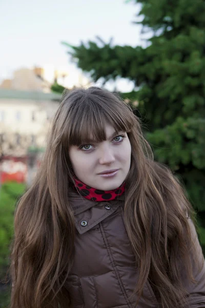 Mooi meisje met donker haar, het dragen van een bruine vacht — Stockfoto