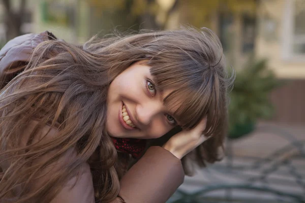 Bella ragazza con i capelli scuri, indossa un cappotto marrone — Foto Stock