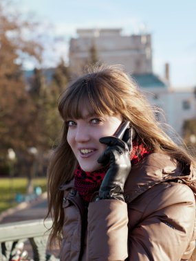 genç bir kız telefonda