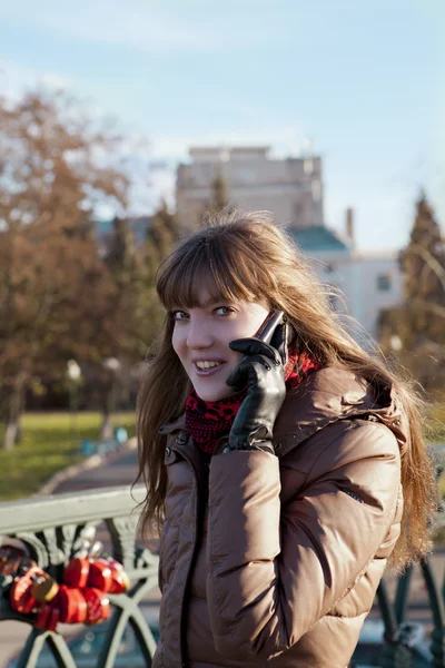 En ung flicka på telefonen — Stockfoto