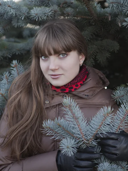 Hermosa chica con el pelo oscuro, con un abrigo marrón — Foto de Stock