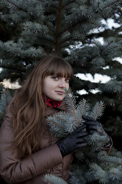 güzel kız siyah saçlı, kahverengi bir ceket giyiyor