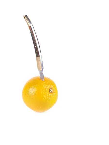 Gyümölcs összetétele, a narancs és a kés — Stock Fotó