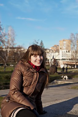 güzel genç kız siyah saçlı ve kahverengi bir ceket ile