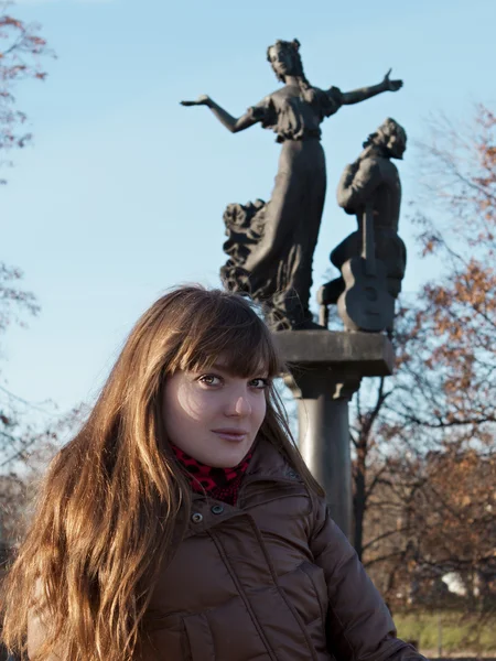 güzel genç kız siyah saçlı ve kahverengi bir ceket ile