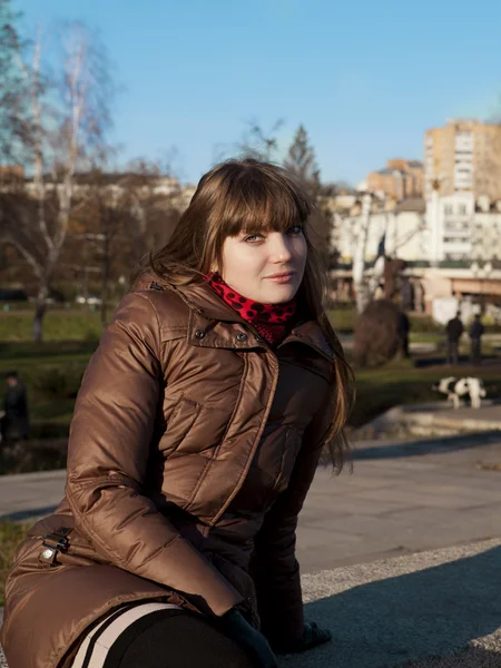 Bella ragazza con i capelli scuri e un cappotto marrone — Foto Stock