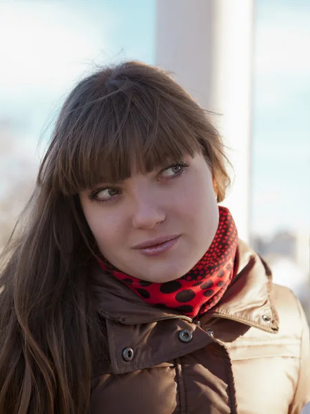 kahverengi bir ceket siyah saçlı genç kız