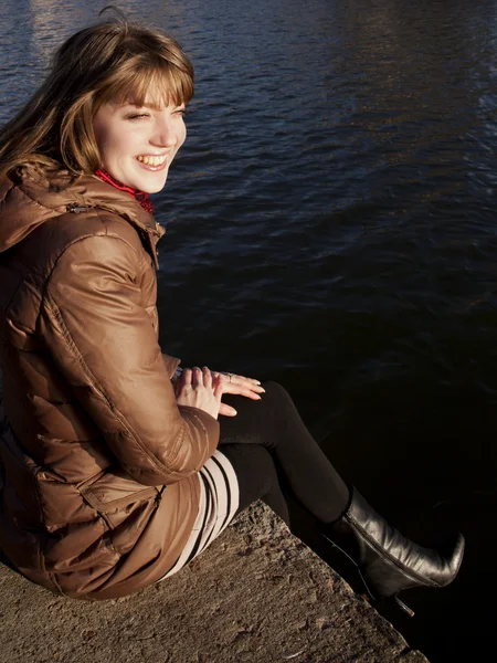 Giovane ragazza con i capelli scuri in un cappotto marrone — Foto Stock