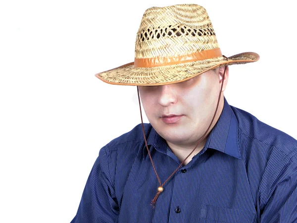 Jovem de camisa azul com chapéu de palha na mão — Fotografia de Stock