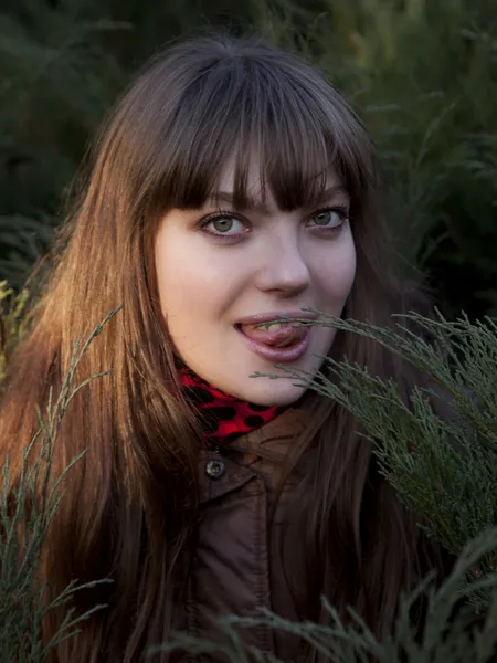 Giovane ragazza con i capelli scuri in un cappotto marrone — Foto Stock