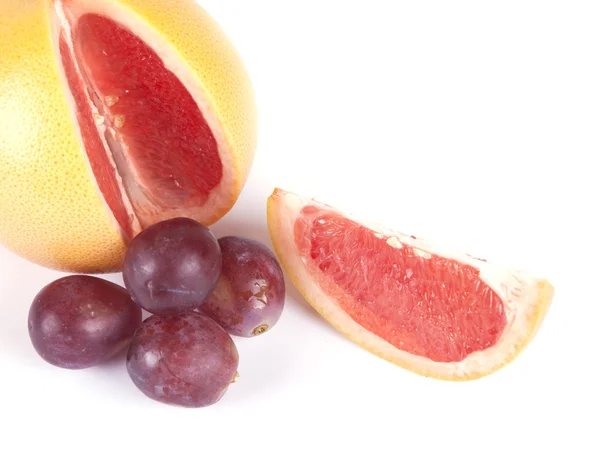 Frukt sammansättning av mogen grapefrukt och druvor — Stockfoto