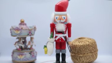 Noel Baba fındıkkıran Noel süslemeleri beyaz arka plana yakın plan