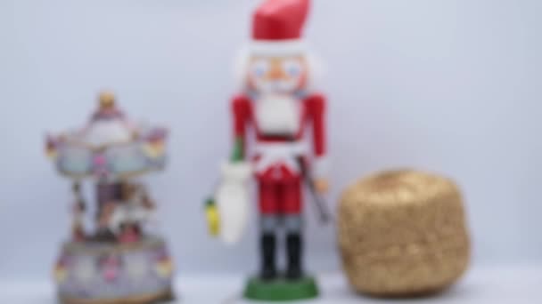 Babbo Natale schiaccianoci decorazioni natalizie primo piano su sfondo bianco — Video Stock