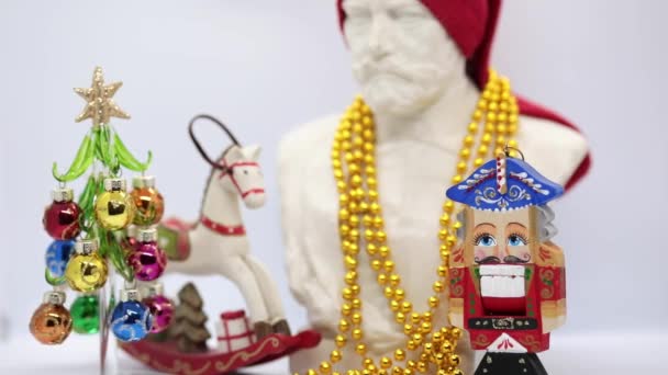 サンタハットのチャイコフスキー彫刻を背景に バーベキューや木製の職人のくるみ割り人形が描かれたヴィンテージガラスのクリスマスツリー 白を基調としたレトロなクリスマスの装飾 — ストック動画