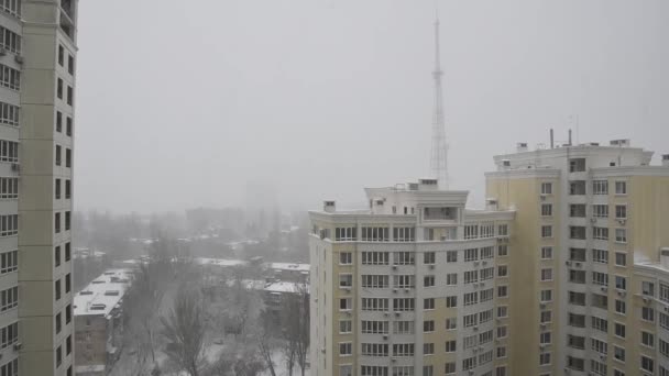 Bâtiments de condos de quartier résidentiel lors de rares tempêtes de neige au ralenti — Video