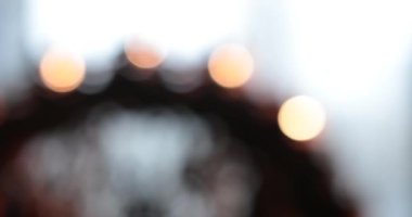 Sisli cam pencerenin önünde parlayan ışıklarla Noel dekorasyonu