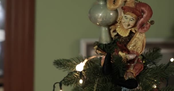 Palhaço de boneca vintage no topo da árvore de Natal — Vídeo de Stock