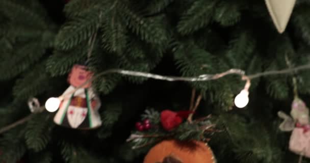 カメラはレトロなクリスマスオーナメントで飾られたクリスマスツリーの上に移動します。 — ストック動画
