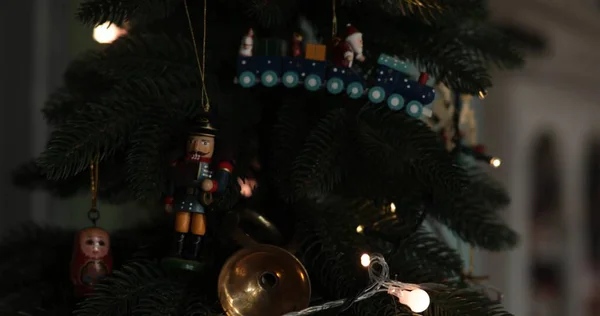 Schiaccianoci vintage e Babbo Natale treno ornamenti sull'albero di Natale — Foto Stock