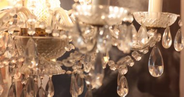 Pırlanta şeklinde kristal kolyeli parlak bir avize mücevhere benziyor.