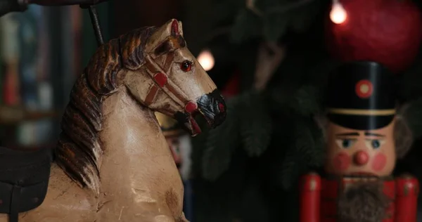 Vintage poupée cheval figurine en bois et casse-noisette en bois sous l'arbre de Noël — Photo