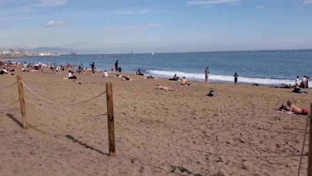 Panpřímořští turisté relaxují a opalují se na pláži Sant Miquel v Barceloneta Španělsko — Stock video