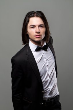 Stüdyo modeli genç bir adam portresi