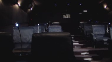 Auditorium siyah sandalye sinema (pan - yapay orta atış)