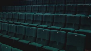 Auditorium siyah sandalye sinema (pan - yapay orta atış)