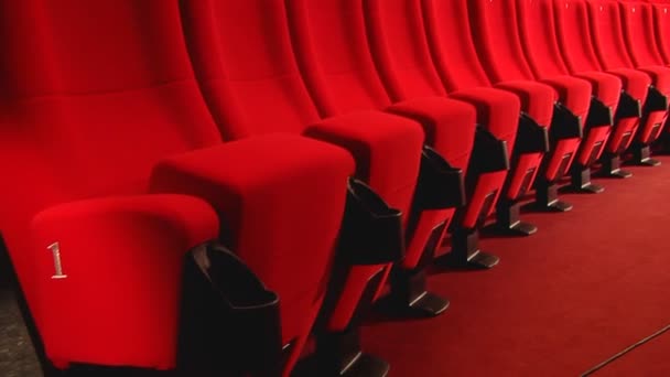 Средний кадр зрительного зала кинотеатра черные стулья (пан - искусственный ) — стоковое видео