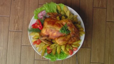 kızarmış tavuk kızarmış patates ve salata ile