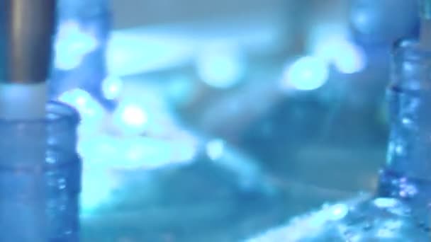 Gros plan de la bouteille automatisée de précision (casserole - artificielle )