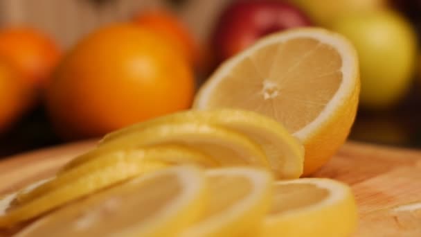Snijden van citroen — Stockvideo