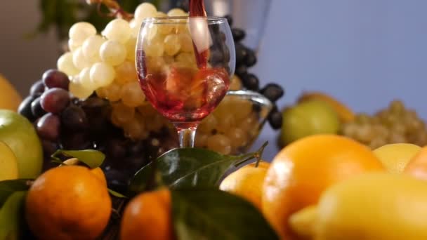 Frutos frescos e vinho para verter — Vídeo de Stock