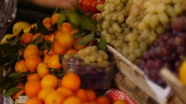 Рынок свежих фруктов — стоковое видео