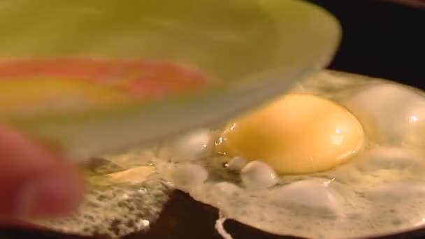 Gros plan sur les frites d'œufs au bacon 