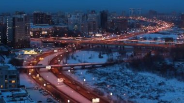 cityscape akşam. gökdelenin çatı görüntülemek.