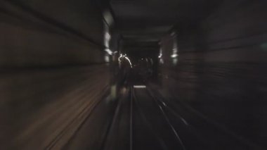 Metro tüp tünel yeraltı metro aparatı enstrüman booth taksi kabini kokpit makinist mühendis operatör istasyonu sürücü açısından vurdu
