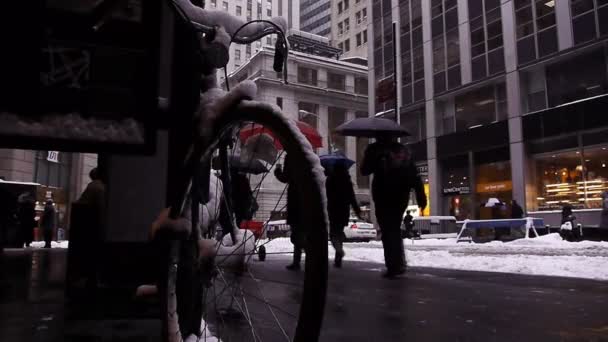 Dlouhý záběr z ulic New Yorku sněžení (smíšené ostatní - den) — Stock video