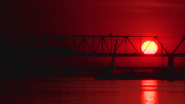 Lange Aufnahme des Sonnenuntergangs am Fluss (statisch - Dämmerung) — Stockvideo