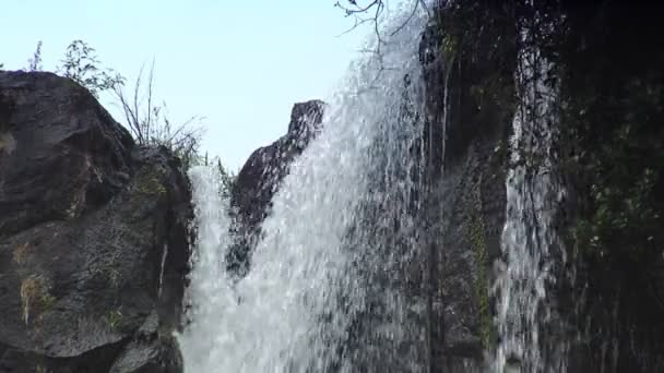 Orta çekim gevezelik kaya Çağlayan (statik - gün) — Stok video