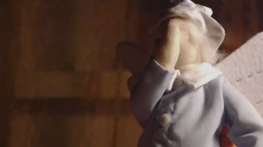 küçük kızın bir melek bir bebekle oynuyor. çekim dolly bez-bebek kız çocuk melek dizisi