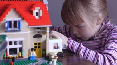 küçük kız ile evcilik oyunu