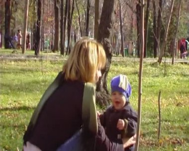 genç bir kadın park.anamorphic geniş ekran bebek yürüyor.