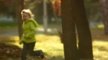 yavaş çekim anne ve küçük kızı sonbahar atmak mutlu dizisi yaprak.