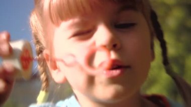 yumuşak odak çekim sırası. parkta oynayan küçük bir kız ile mutlu anne