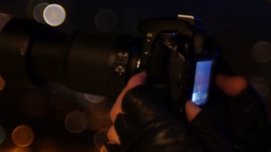 fotoğrafçı bir gökdelenin çatısına çalışır